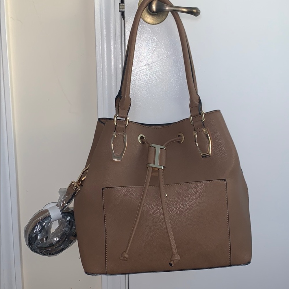 ✨Nice tan shoulder bag with matching wallet✨